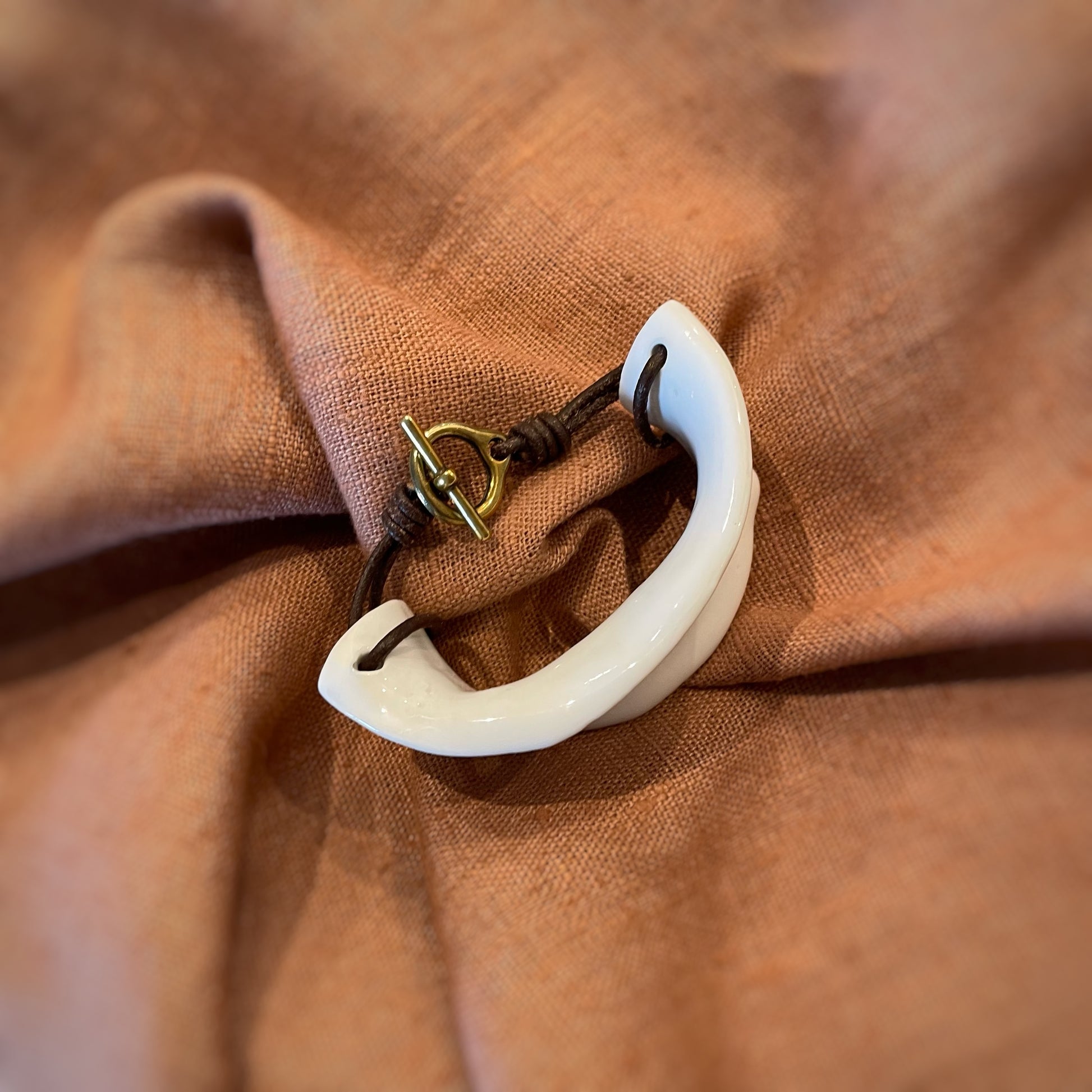 Brazalete Romano Porcelana y cuero. Color Blanco. Detalle 2