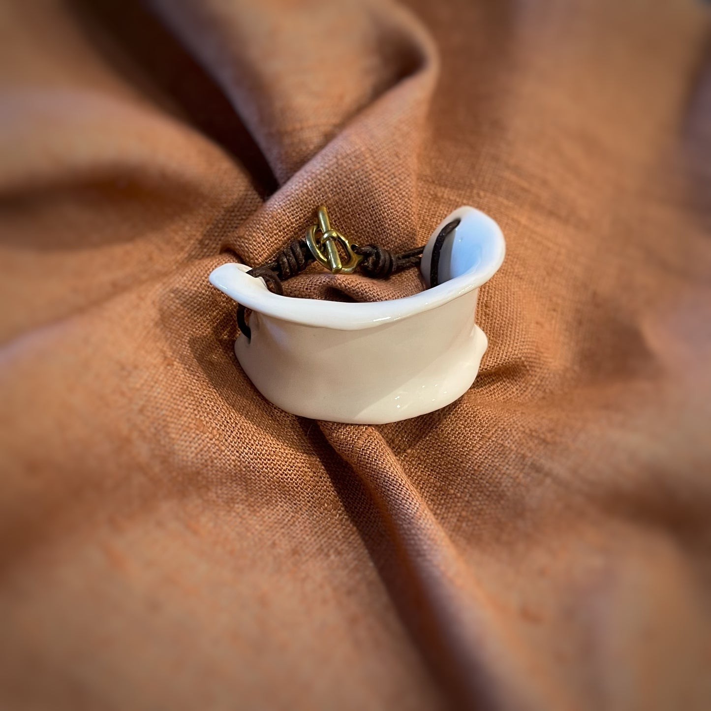 Brazalete Romano Porcelana y cuero. Color Blanco. Detalle 1