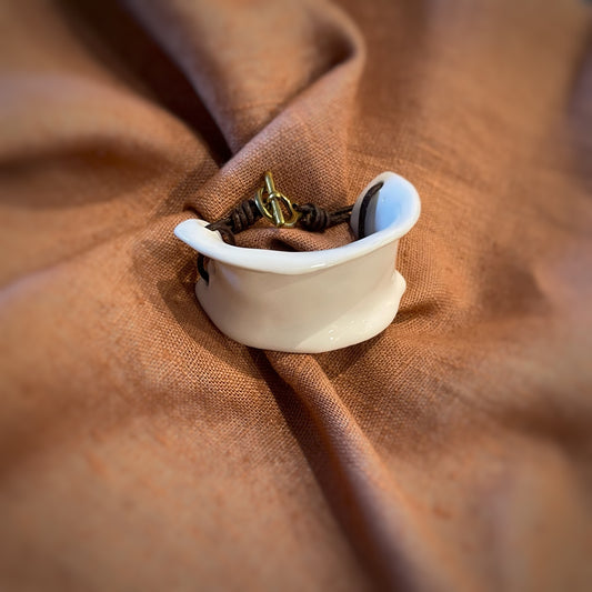 Brazalete Romano Porcelana y cuero. Color Blanco. Detalle 1