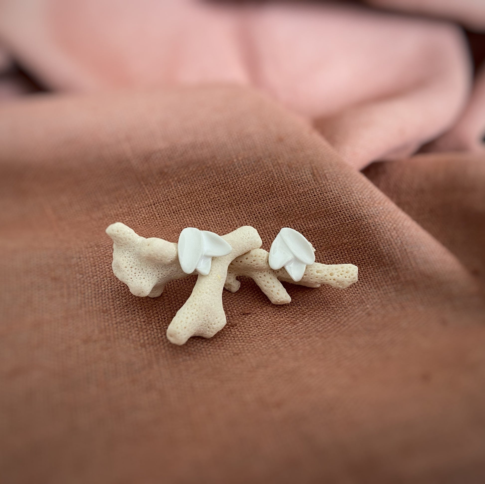 pendientes tres petalos flor Dalia. Color blanco. Detalle 2