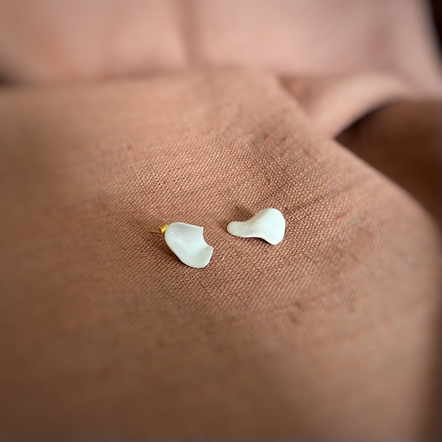 Pendiente Onda simple. Mediano. Color Blanco. Detalle 1