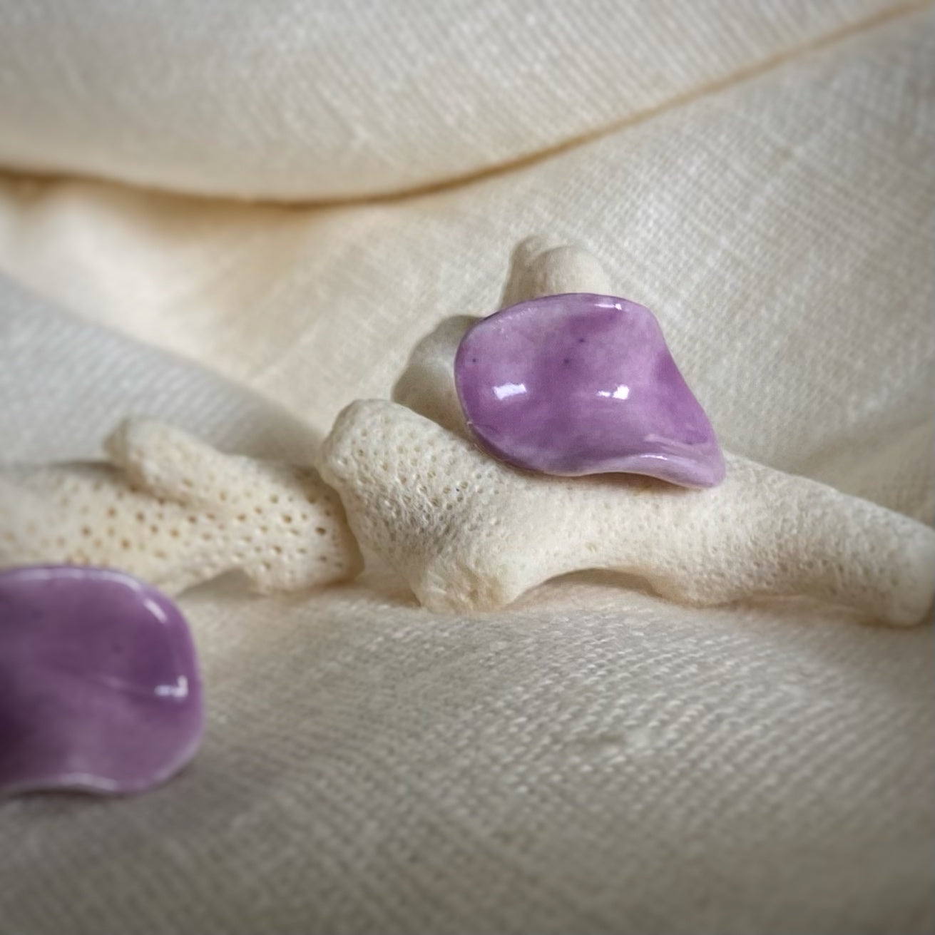 Pendiente Onda simple. Mediano. Color Malva. Detalle 1