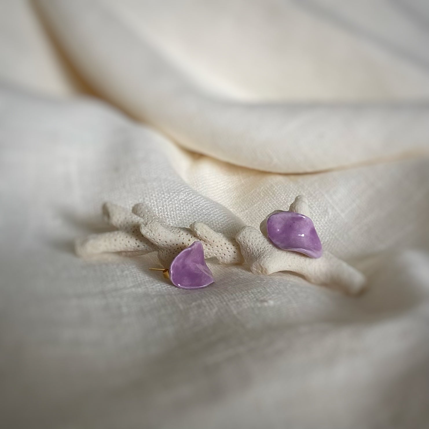 Pendiente Onda simple. Mediano. Color Malva. Detalle 2