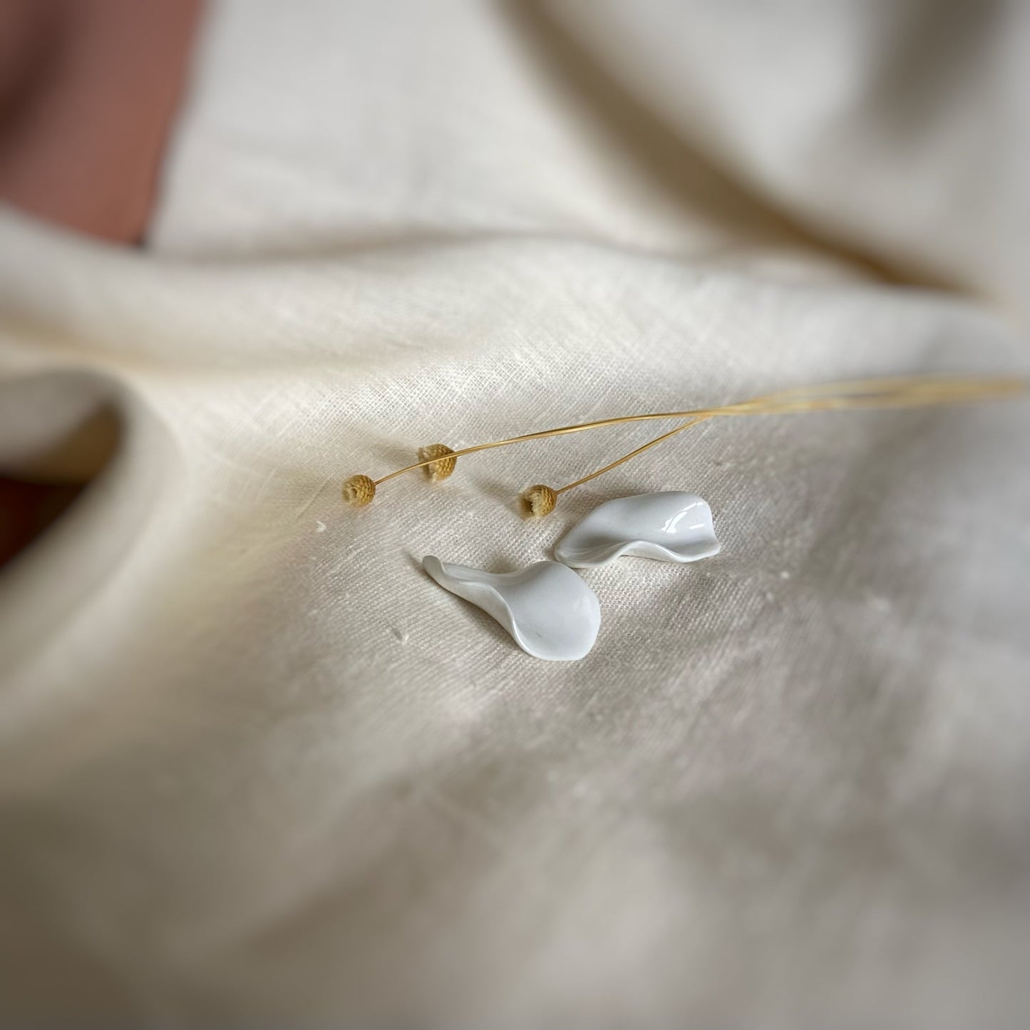 Pendiente Onda simple. Grande. Color blanco. Detalle 1