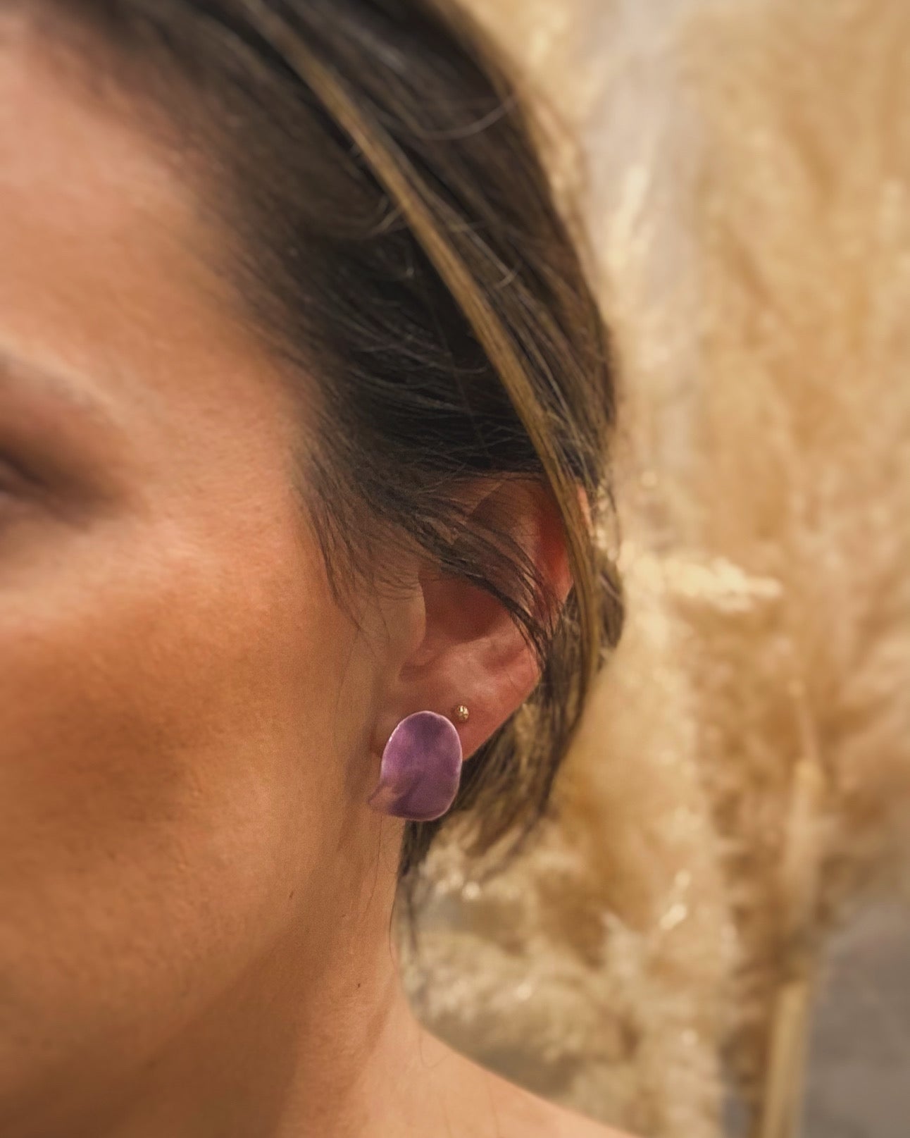 Pendiente Onda simple. Mediano. Color Malva. Detalle 3