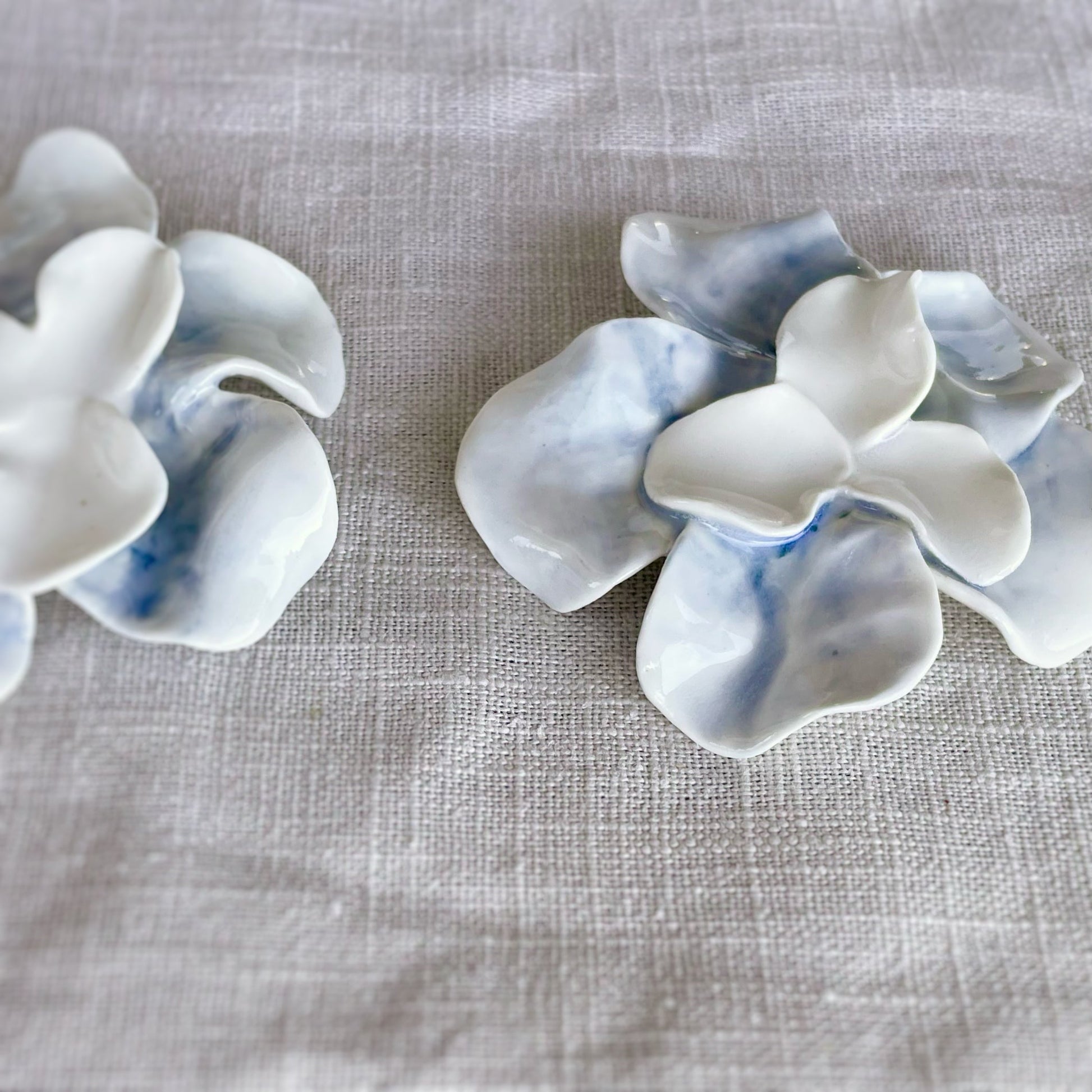 pendientes flor Jara. Grande. Color Azul Oceano. Detalle 1