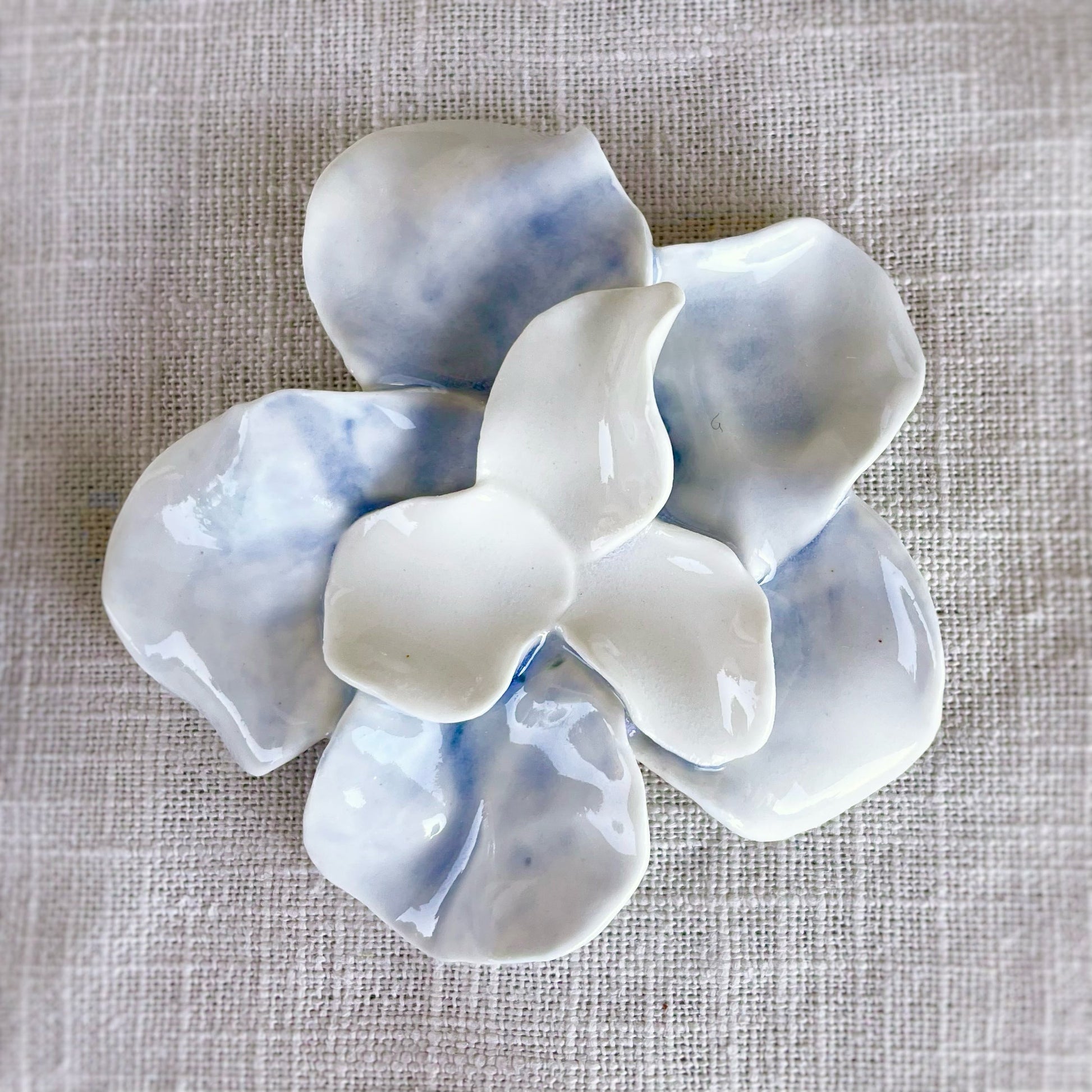 pendientes flor Jara. Grande. Color Azul Oceano. Detalle 2