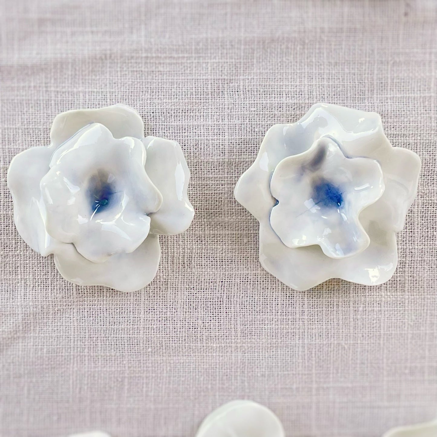 Pendientes Flor Hortensia. Mediano. Color Azul Oceano. Detalle 1