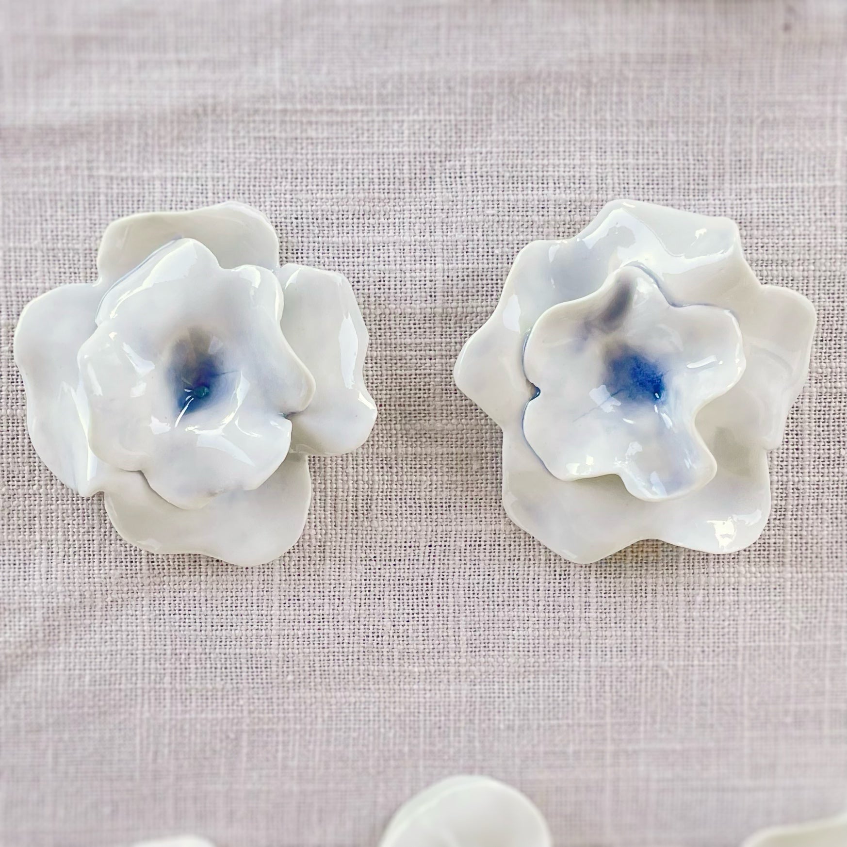 Pendientes Flor Hortensia. Mediano. Color Azul Oceano. Detalle 1