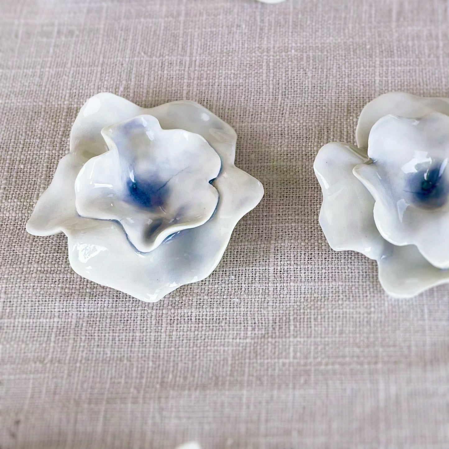 Pendientes Flor Hortensia. Mediano. Color Azul Oceano. Detalle 2