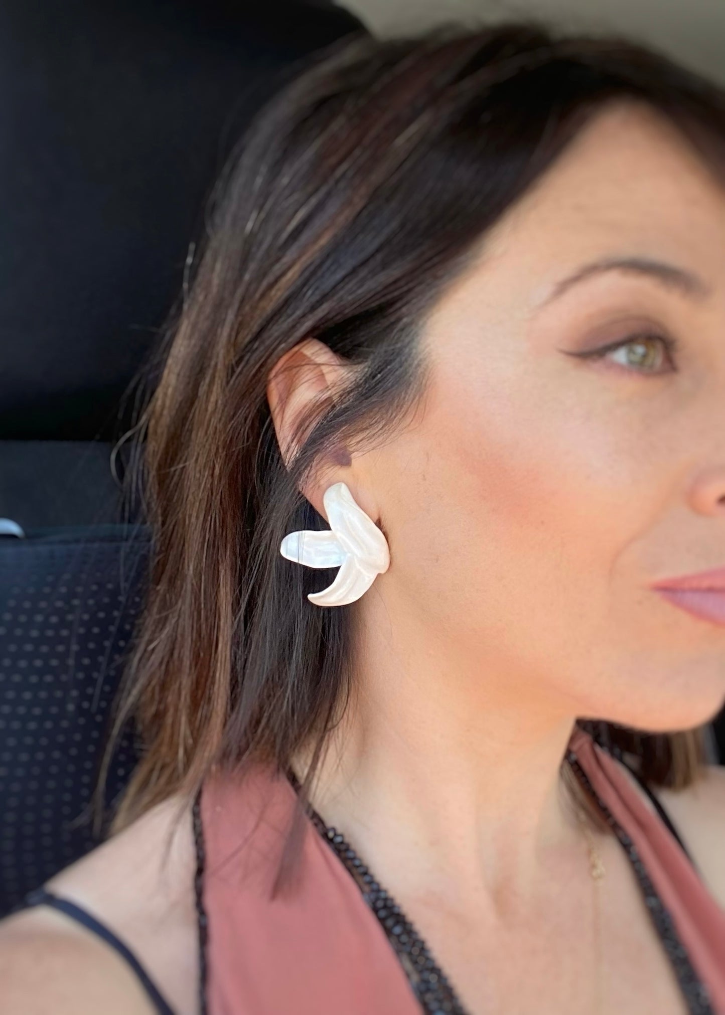 Pareja de pendientes Lilium de tres pétalos en porcelana blanca esmaltada de Maior Ceramics sobre fornitura de plata con baño oro 18K.