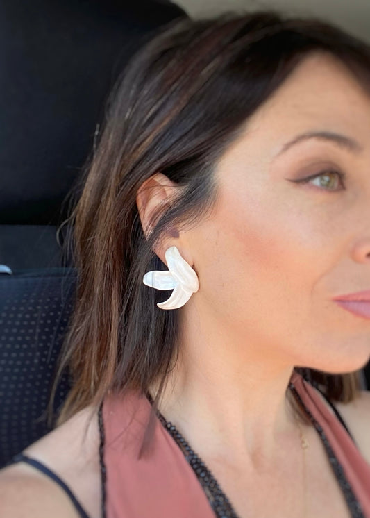 Pareja de pendientes Lilium de tres pétalos en porcelana blanca esmaltada de Maior Ceramics sobre fornitura de plata con baño oro 18K.